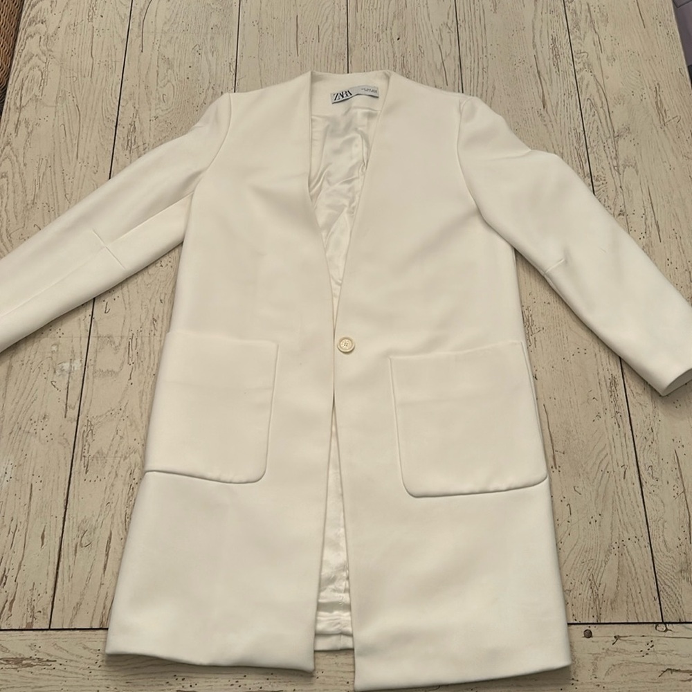 Long line, slimming white blazer. Size small, Zara.